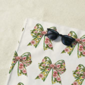 Preppy Floral Pink and Green Bow Personalized ビーチタオル (インサイチュ)