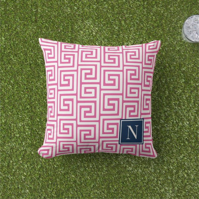 Preppy Greek Key Monogram – Hot Pink & Navy アウトドアクッション (芝生)