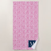 Preppy Greek Key Monogram – Hot Pink & Navy ビーチタオル (正面)