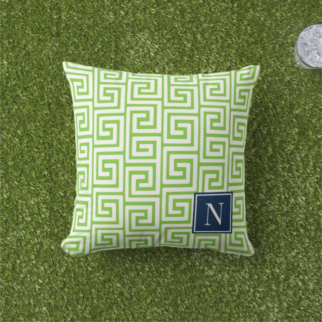 Preppy Greek Key Monogram – Lime Green & Navy アウトドアクッション (芝生)