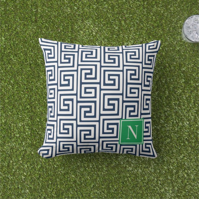 Preppy Greek Key Monogram – Navy & Green アウトドアクッション (芝生)