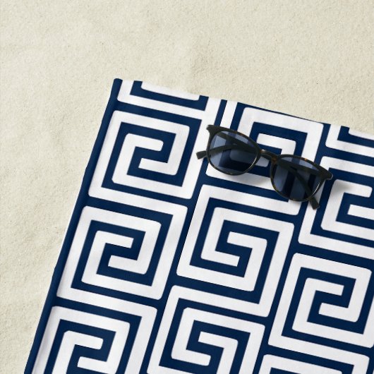 Preppy Greek Key Monogram – Navy & Green ビーチタオル (インサイチュ)
