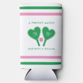 Preppy Green and Pink Wedding Pickleball スリム缶クーラー (正面)