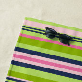 Preppy Lime, Pink &  Navy Stripe Monogram ビーチタオル (インサイチュ)