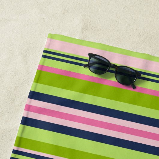 Preppy Lime, Pink &  Navy Stripe Monogram ビーチタオル (インサイチュ)
