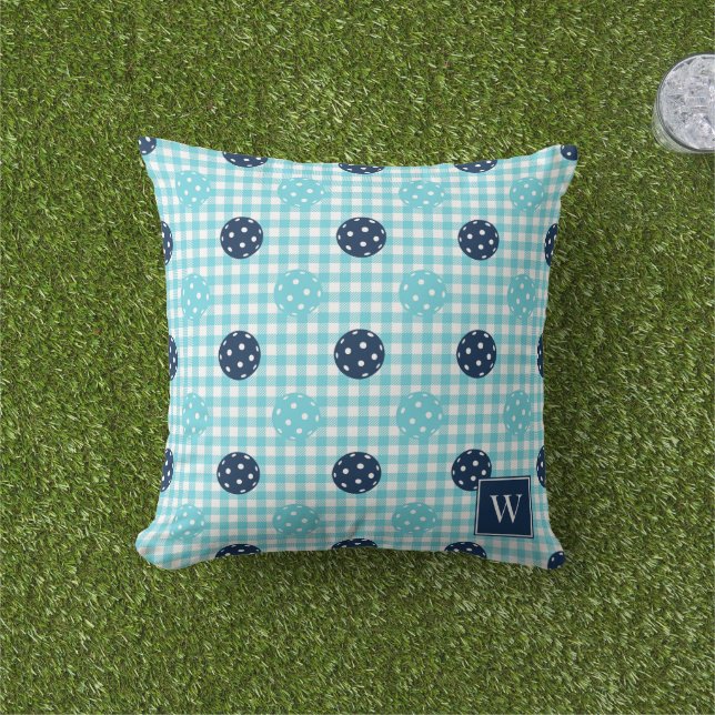 Preppy Pickleball Gingham – Navy & Turquoise アウトドアクッション (芝生)