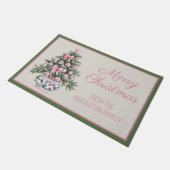 Preppy Pink and Green Chinoiserie Christmas Tree ドアマット (アングル)