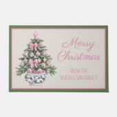 Preppy Pink and Green Chinoiserie Christmas Tree ドアマット (正面)