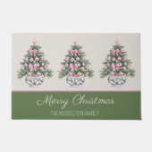 Preppy Pink and Green Chinoiserie Christmas Tree ドアマット (正面)