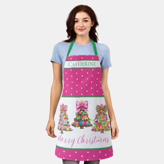 Preppy Pink and Green Christmas Trees エプロン (着用した状態)