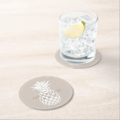 Preppy White Pineapple on Beige Personalized ラウンドペーパーコースター (インサイチュ)