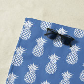 Preppy White Pineapple on Blue ビーチタオル (インサイチュ)