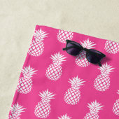 Preppy White Pineapple on Pink ビーチタオル (インサイチュ)