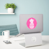 Preppy White Pineapple on Pink Personalized シール (デスク上のノートパソコン)