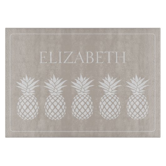 Preppy White Pineapples on Beige Personalized カッティングボード (正面)