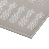 Preppy White Pineapples on Beige Personalized カッティングボード (角)