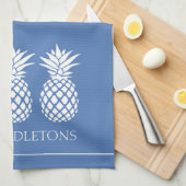 Preppy White Pineapples on Blue キッチンタオル (四つ折り)
