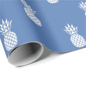 Preppy White Pineapples on Blue ラッピングペーパー (ロールコーナー)