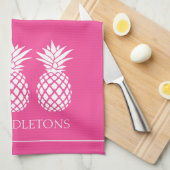 Preppy White Pineapples on Pink キッチンタオル (四つ折り)
