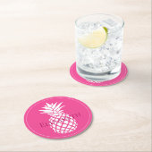 Preppy White Pineapples on Pink ラウンドペーパーコースター (インサイチュ)