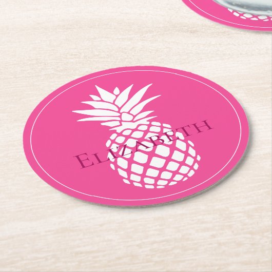 Preppy White Pineapples on Pink ラウンドペーパーコースター (アングル)