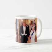 Pres及び第1 Trump With女性エリザベス女王二世 コーヒーマグカップ (正面右)