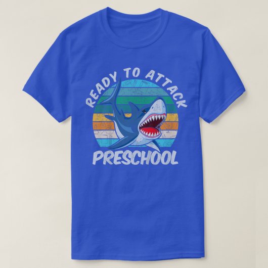PreSchool Shark Gift Firstを攻撃する準備ができている子供おもしろい Tシャツ (デザイン正面)