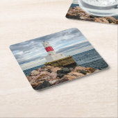 Presqueの島港の防波堤の灯台 スクエアペーパーコースター (アングル)