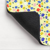Pretty Dainty Cute Floral on Pastel Yellow マウスパッド (コーナー)