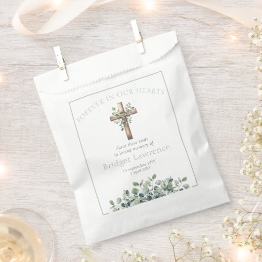 Pretty Eucalyptus Wooden Cross Funeral Seed Packet フェイバーバッグ (クリップ留めされた状態)