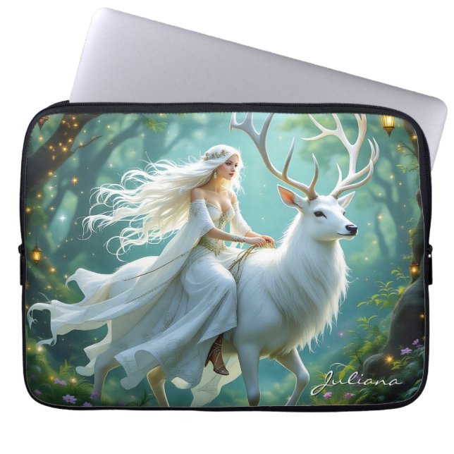 Pretty Fairy and White Deer in Enchanted Forest ラップトップスリーブ (正面)