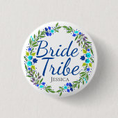 Pretty Floral Wreath Personalised Bride Tribe 缶バッジ (正面)