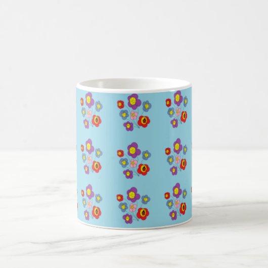 Pretty Ladybug and Flowers Light Blue Pattern コーヒーマグカップ (中央)