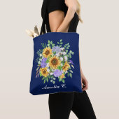 Pretty Modern Navy Sunflower & Wildflowers Design トートバッグ (クローズアップ)