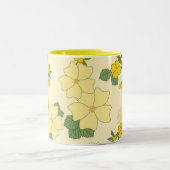 Pretty Yellow Summer Floral Pattern ツートーンマグカップ (中央)