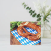 Pretzel with bavarian napkin. Oktoberfest ポストカード (スタンド正面)