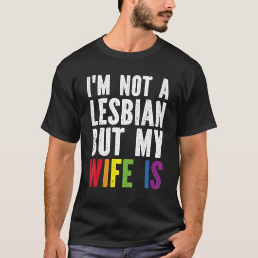 Pride LGBT Trans I'm Not A Lesbian But My Wife Is Tシャツ (正面)