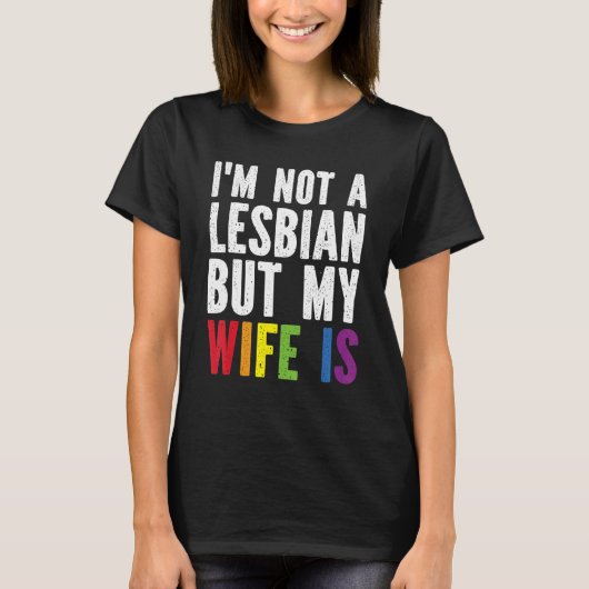 Pride LGBT Trans I'm Not A Lesbian But My Wife Is Tシャツ (正面)