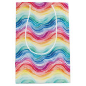 Pride Wavy Rainbow Stripes Pattern Wine, Small, ミディアムペーパーバッグ (正面)