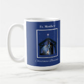 Priest Christmas Blessings, Nativity Scene on Blue コーヒーマグカップ (左)