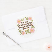 Prioritizing Peace – Floral Quote Sticker ラウンドシール (封筒)