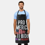 PRO AMERICA ANTI BIDEN エプロン (着用した状態)