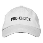 Pro Choiceブラックおよびホワイトの妊娠中絶権 刺繍入りキャップ (正面)