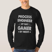 Process Engineer By Day Gamer By Night Tシャツ (正面)