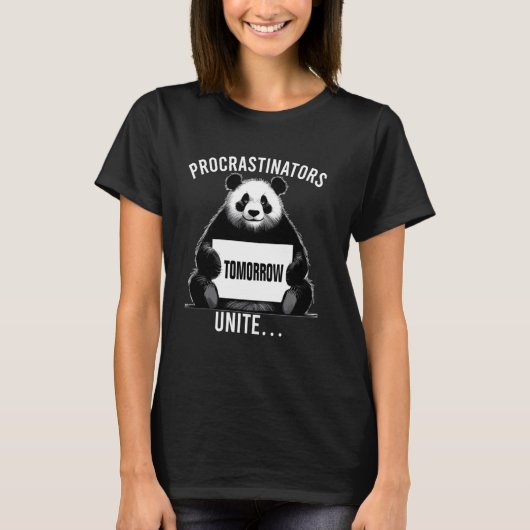 Procrastinators unite... tomorrow Funny lazy panda Tシャツ (正面)
