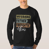 Profession dad hero father Firefighter Tシャツ (正面)