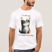 Professional Nap Taker Funny Sleeping Cat Tシャツ (正面)