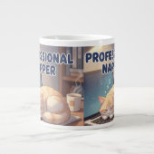 Professional Napper Funny Cat Mug | Cozy Lazy Morn ジャンボコーヒーマグカップ (正面)