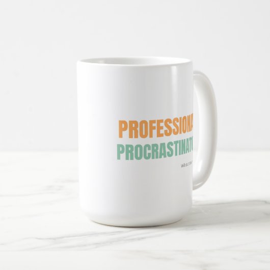 "Professional Procrastinator" Witty Typography コーヒーマグカップ (正面右)