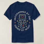 Programmer By Day Gamer By Night ConsoleCoding Gee Tシャツ (デザイン正面)